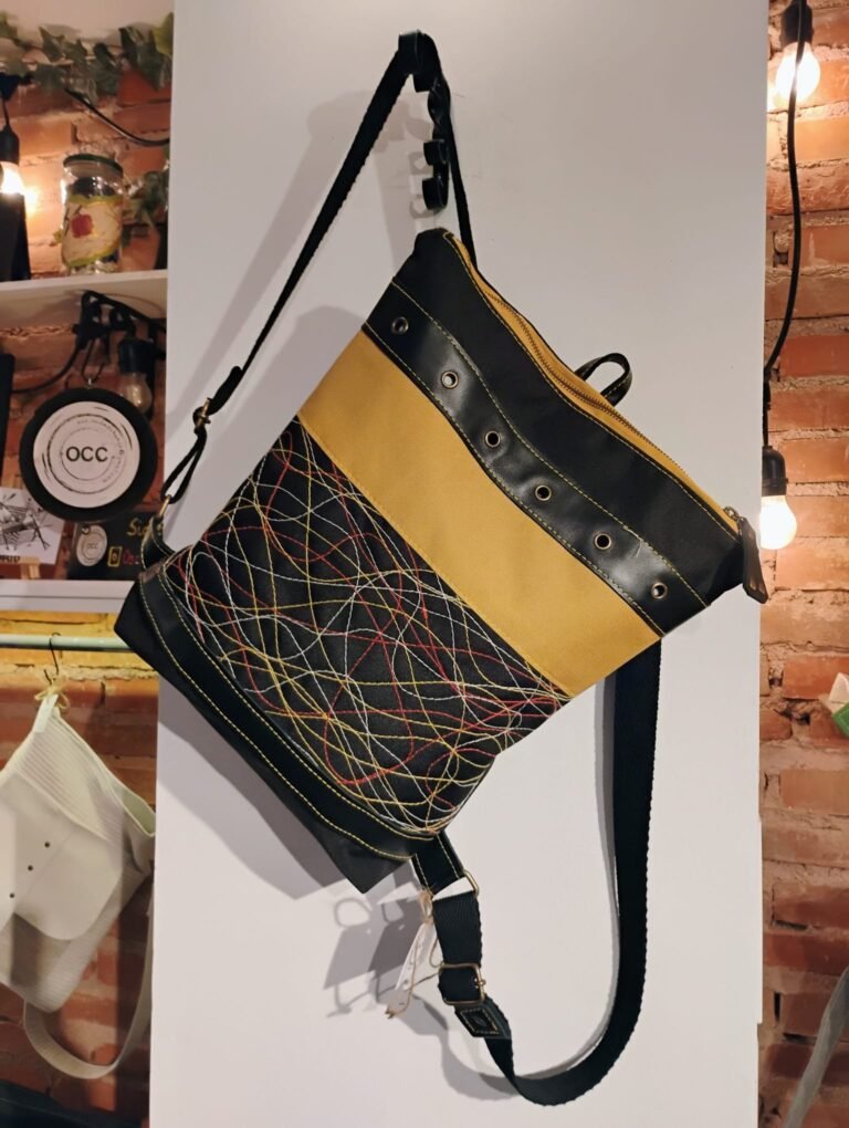 Cartera con diseño artesanal