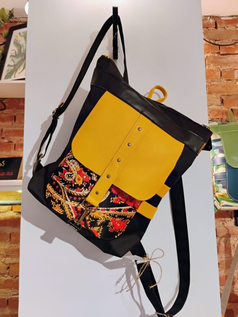 Cartera con diseño artesanal