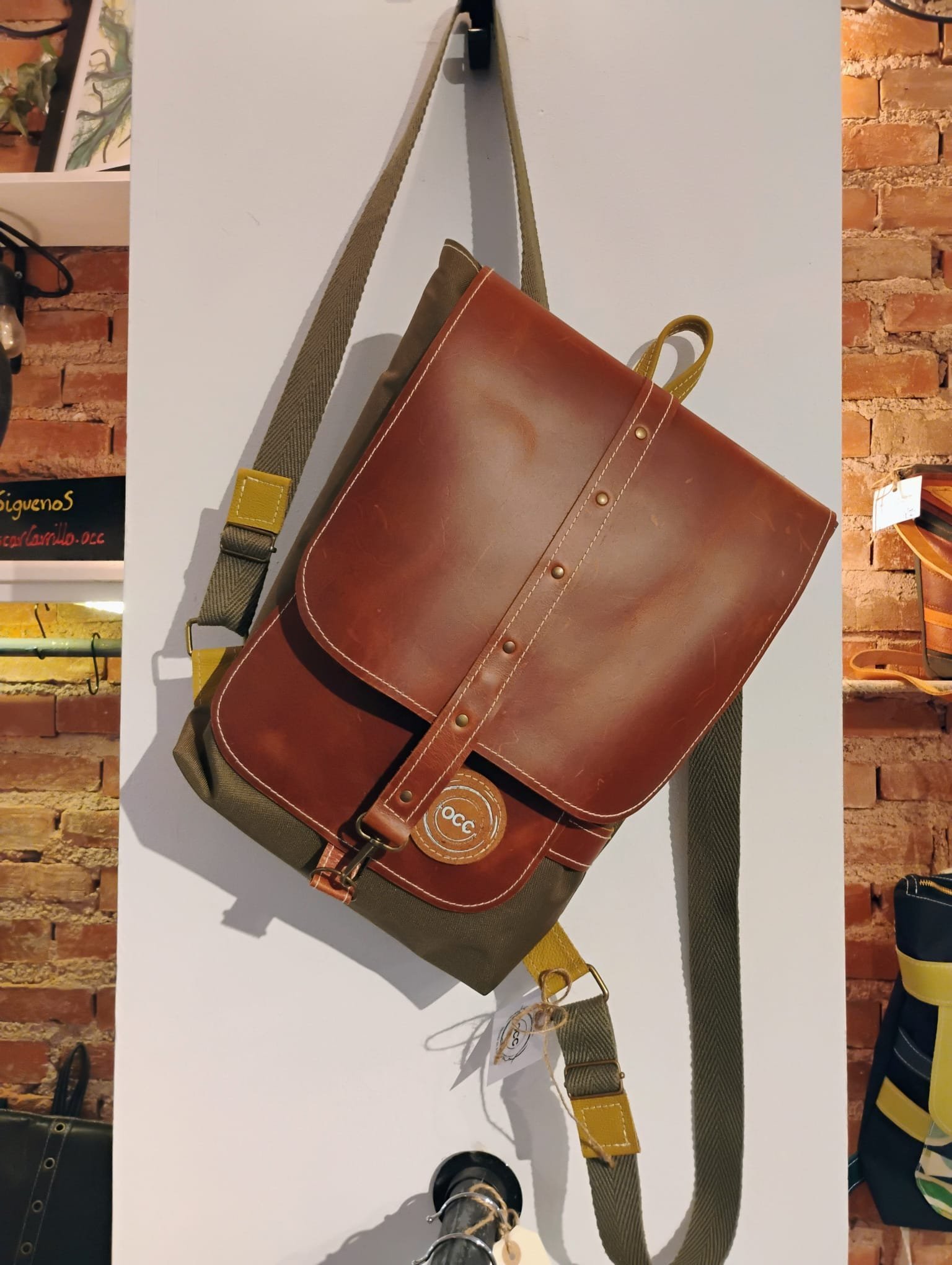 Cartera con diseño artesanal