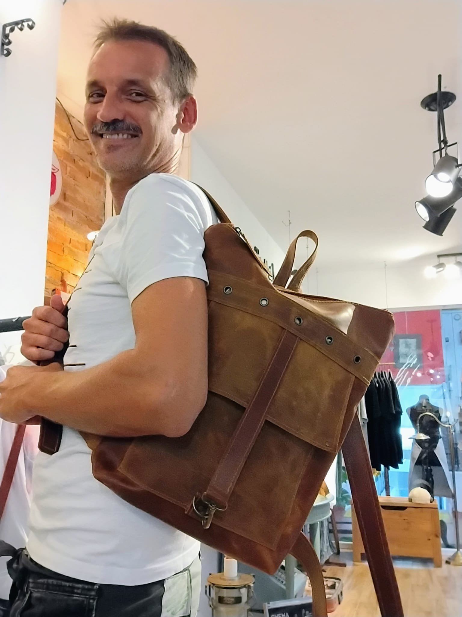 Oscar Carrillo con Mochila