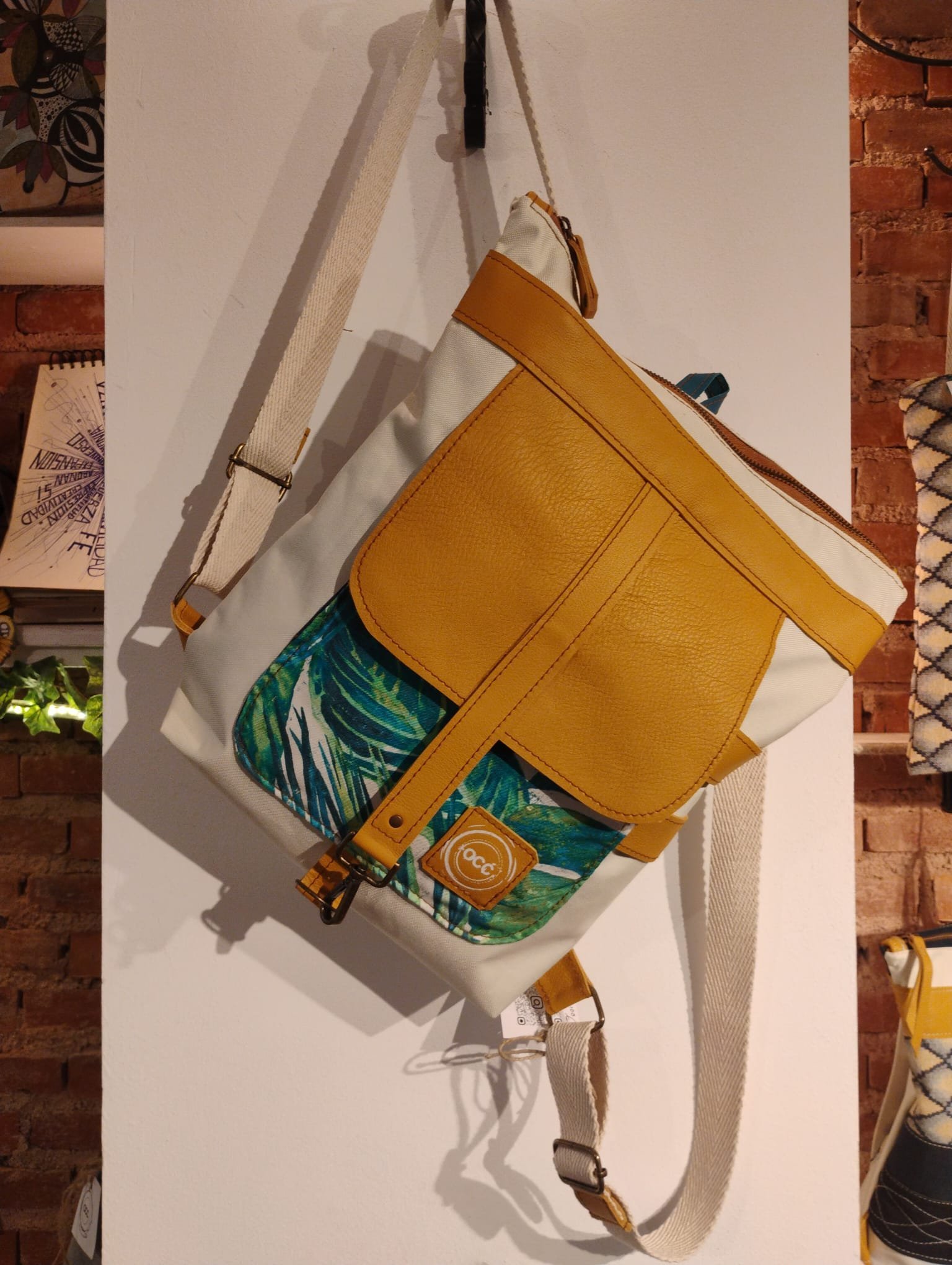 Cartera con diseño artesanal