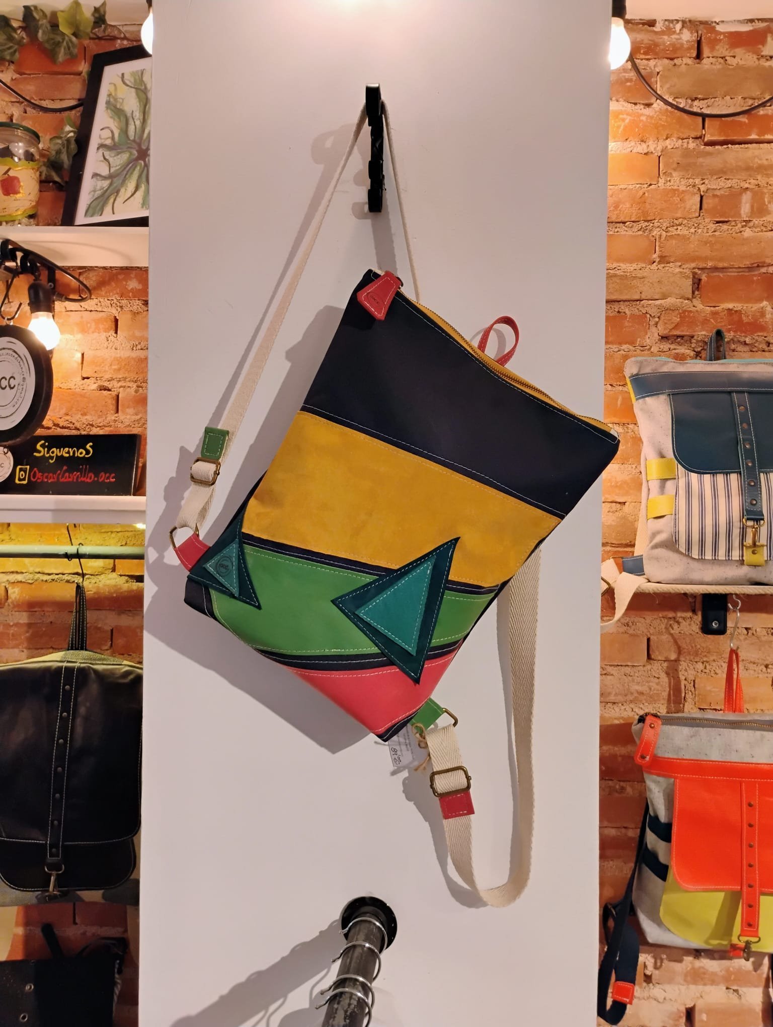 Cartera con diseño artesanal